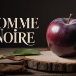 pomme noire brillante sur surface bois