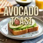 Avocado toast avec œufs pochés et ingrédients frais sur assiette