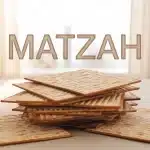 galettes de matzah empilées sur fond clair