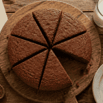 gateau au nesquik moelleux découpé sur planche en bois