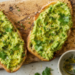 Recettes toast avocat : toast à l’avocat crémeux, citron et herbes