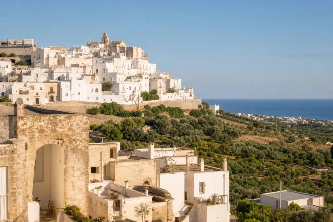 Les Pouilles : panorama de village blanc, oliveraies et mer en Italie