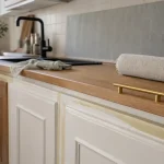 Rénover sa cuisine sans changer les meubles : façades repeintes, crédence à revoir