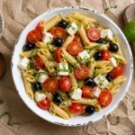 Salade de pâtes italiennes al dente au basilic frais