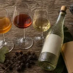 Vin nature italien : trois verres et bouteille, ambiance terroir