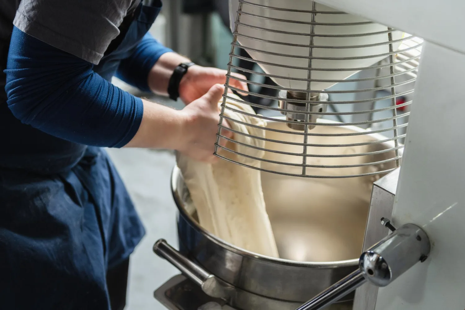 La machine à pétrir la pâte dans la cuisine d'un restaurant